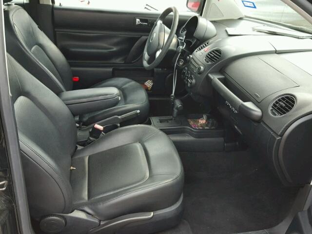 3VWPG3AG5AM016505 - 2010 VOLKSWAGEN NEW BEETLE 黑色 照片 5