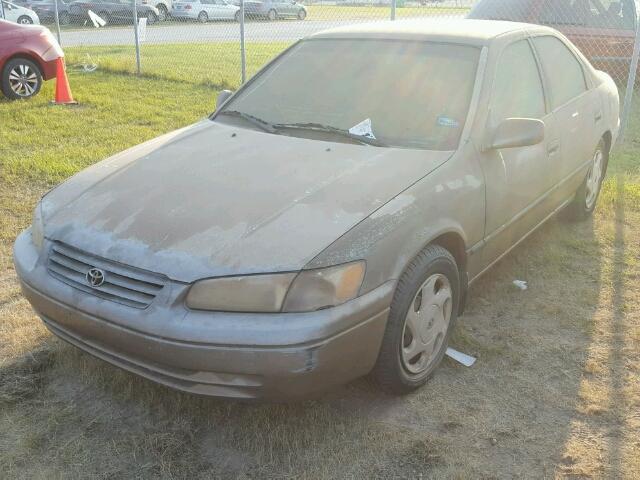 JT2BF22K1W0103205 - 1998 TOYOTA CAMRY GRAY photo 2