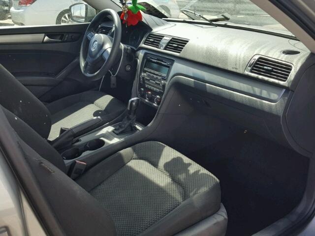1VWAP7A31EC010072 - 2014 VOLKSWAGEN PASSAT S رمادي صورة 5