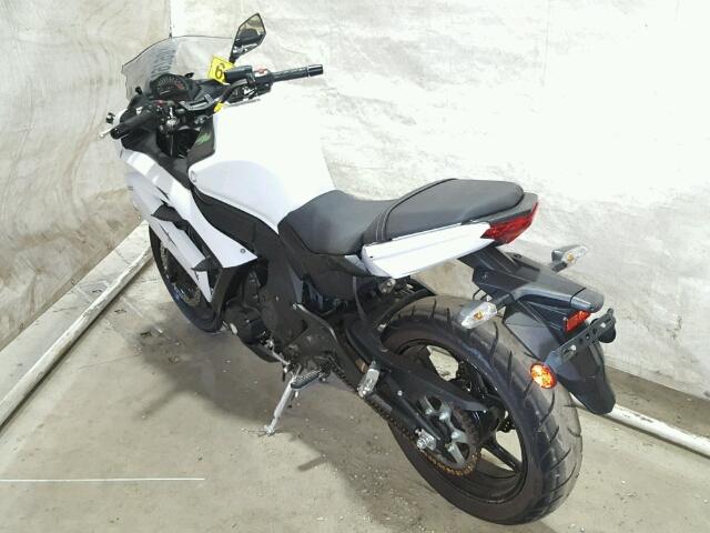 JKAEXEE18FDA17868 - 2015 KAWASAKI EX650 E WHITE photo 3