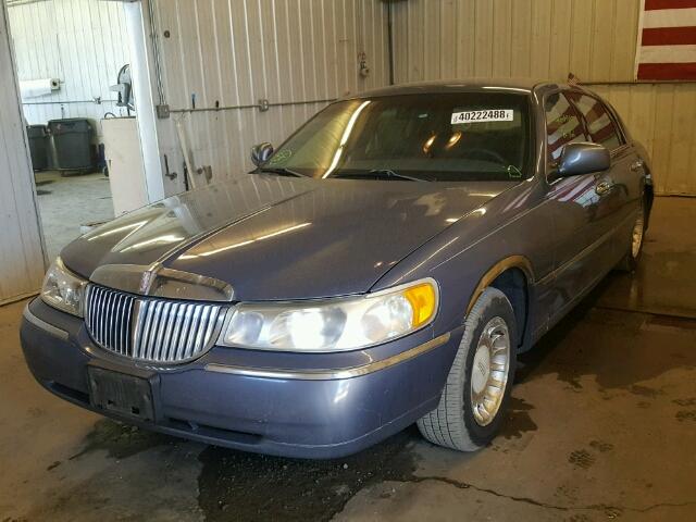 1LNHM81WXYY908103 - 2000 LINCOLN TOWN CAR E BLUE photo 2