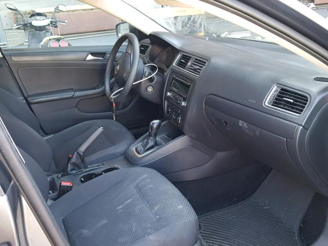 3VW2K7AJ2DM385404 - 2013 VOLKSWAGEN JETTA BASE Մոխրագույն լուսանկար 5