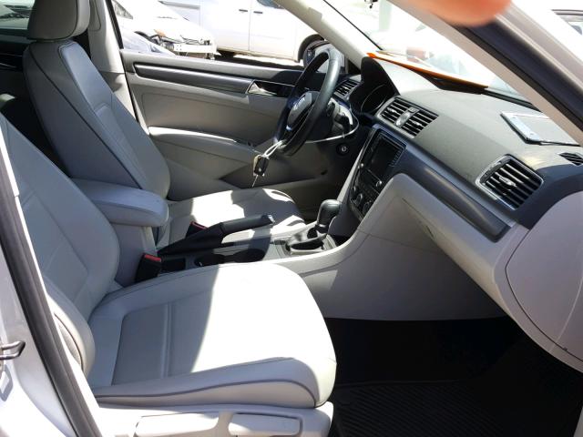 1VWDT7A35HC035487 - 2017 VOLKSWAGEN PASSAT R-L 银色 照片 5