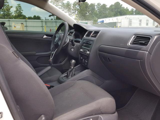 3VW1K7AJ6CM379261 - 2012 VOLKSWAGEN JETTA BASE 白色 照片 5