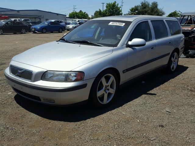 YV1SW53D611015675 - 2001 VOLVO V70 T5 TUR SILVER photo 2