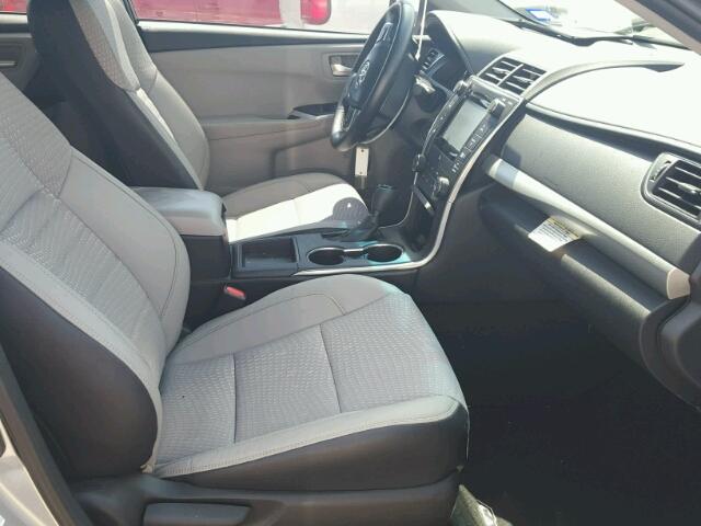 4T1BF1FK6FU080262 - 2015 TOYOTA CAMRY LE ვერცხლისფერი ფოტო 5