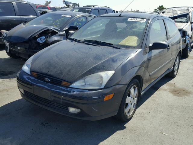 3FAHP31331R244791 - 2001 FORD FOCUS ZX3 BLACK photo 2