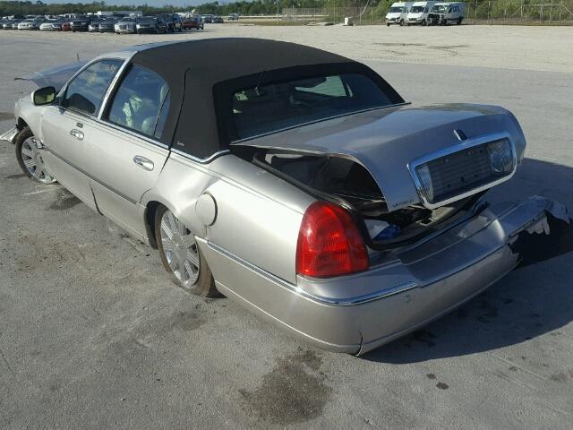 1LNHM83W33Y613320 - 2003 LINCOLN TOWN CAR C SILVER photo 3