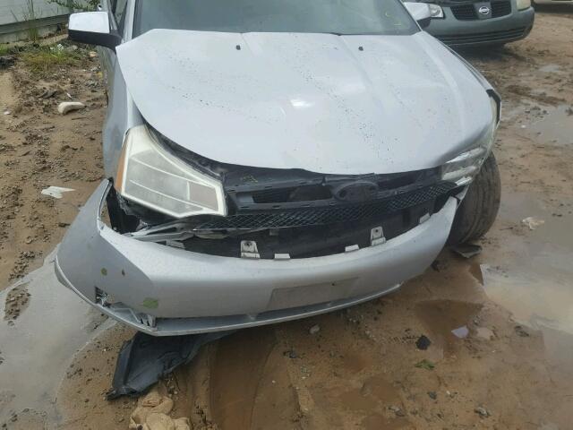 1FAHP35N98W218568 - 2008 FORD FOCUS SILVER photo 9