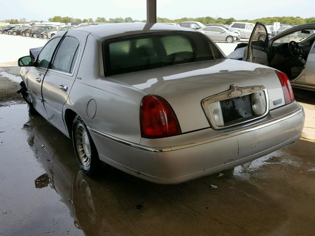 1LNHM81W7YY811411 - 2000 LINCOLN TOWN CAR E SILVER photo 3