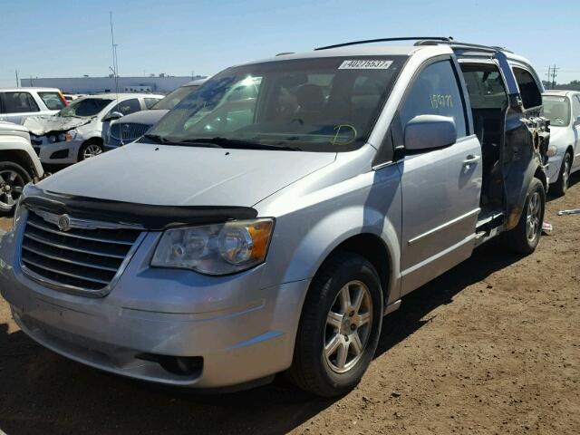 2A8HR54129R585099 - 2009 CHRYSLER TOWN & COU SILVER photo 2