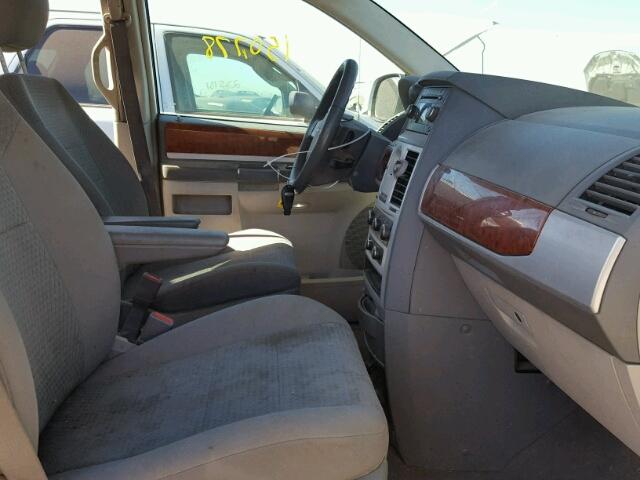 2A8HR54129R585099 - 2009 CHRYSLER TOWN & COU SILVER photo 5