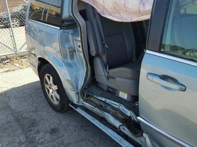 2A8HR54159R627314 - 2009 CHRYSLER TOWN & COU BLUE photo 9