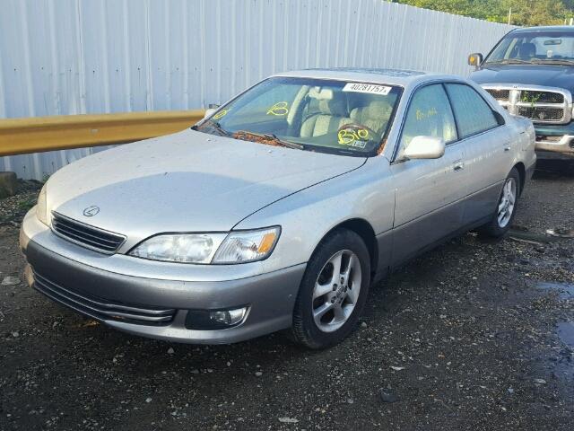 JT8BF28G010334579 - 2001 LEXUS ES 300 SILVER photo 2