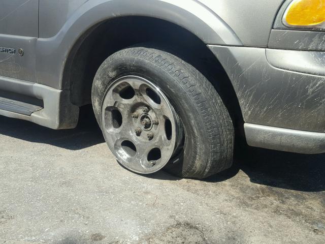 5LMFU28R22LJ06540 - 2002 LINCOLN NAVIGATOR Bej foto 9