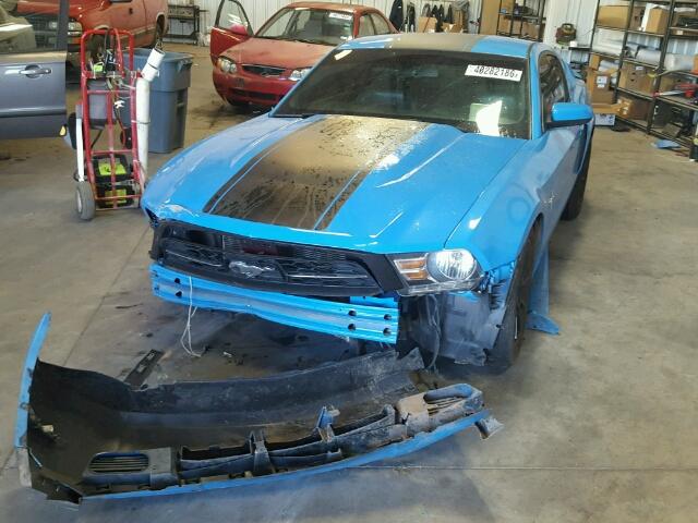 1ZVBP8AN7A5156762 - 2010 FORD MUSTANG BLUE photo 2