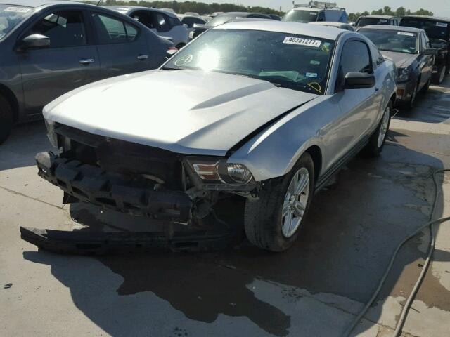 1ZVBP8AN0A5147868 - 2010 FORD MUSTANG SILVER photo 2