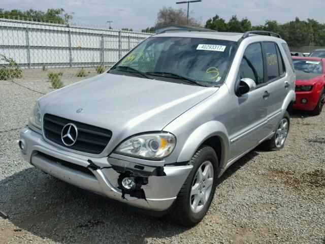 4JGAB54E13A379490 - 2003 MERCEDES-BENZ ML 320 SILVER photo 2