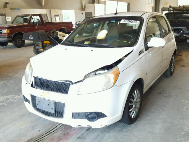 KL1TD66E99B657881 - 2009 CHEVROLET AVEO LS WHITE photo 2