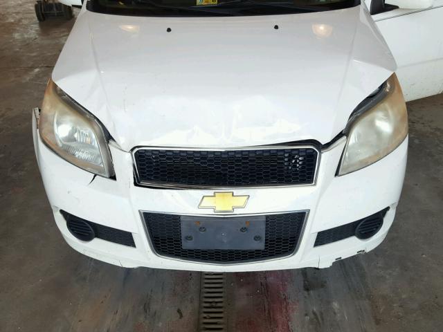 KL1TD66E99B657881 - 2009 CHEVROLET AVEO LS WHITE photo 7