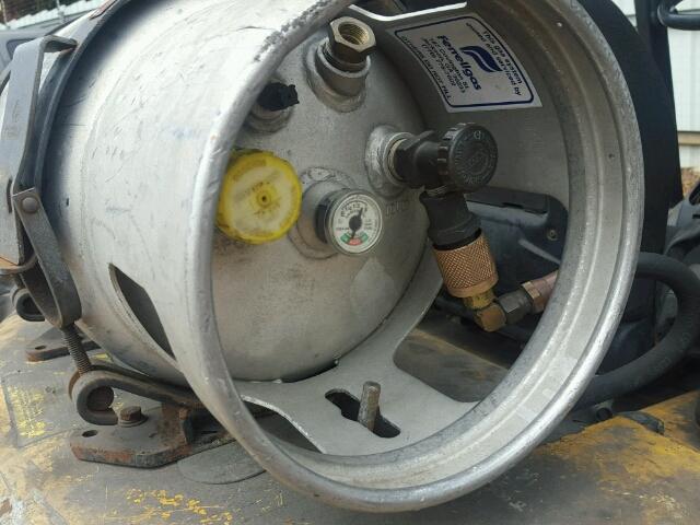 0000000AT82C04126 - 2000 CATR FORK LIFT YELLOW photo 6