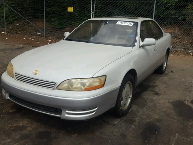 JT8GK13T1R0052124 - 1994 LEXUS ES 300 WHITE photo 2