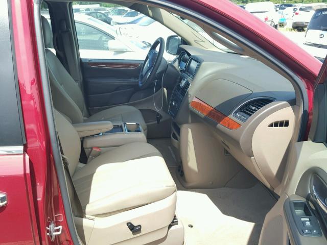 2C4RC1CG9FR673610 - 2015 CHRYSLER TOWN & COU RED photo 5