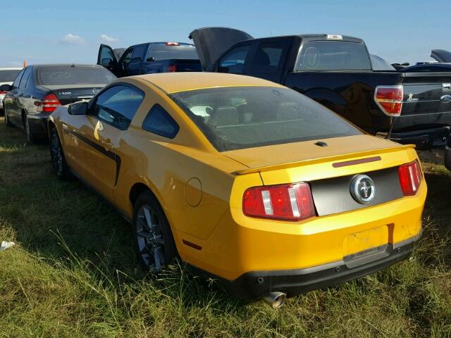 1ZVBP8AM2C5243236 - 2012 FORD MUSTANG YELLOW photo 3