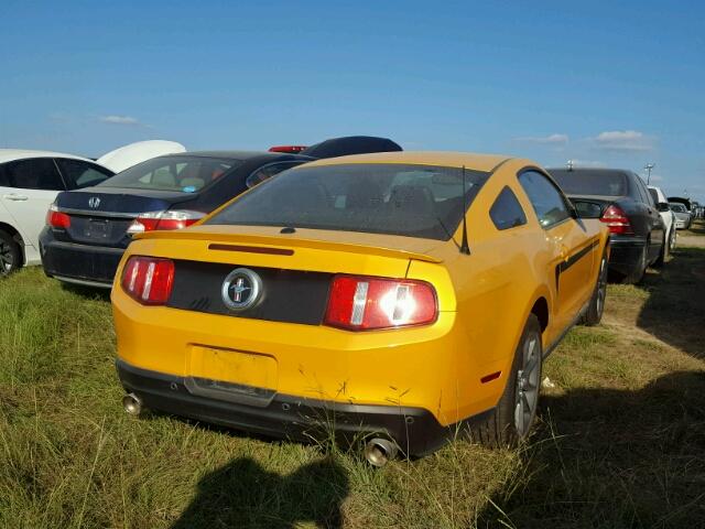 1ZVBP8AM2C5243236 - 2012 FORD MUSTANG YELLOW photo 4