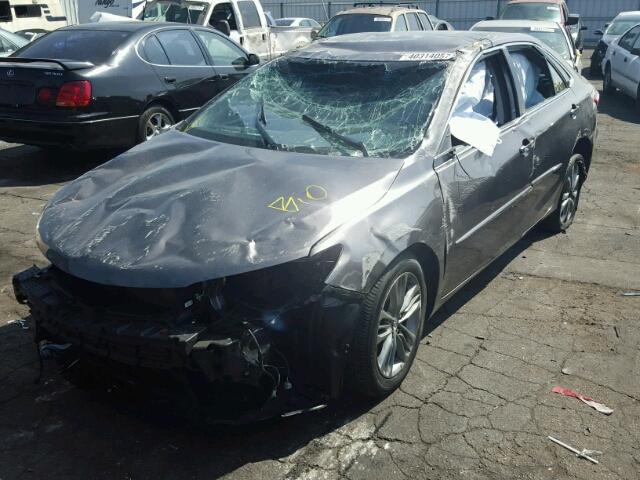 4T1BF1FK8HU730535 - 2017 TOYOTA CAMRY LE 灰色 照片 2