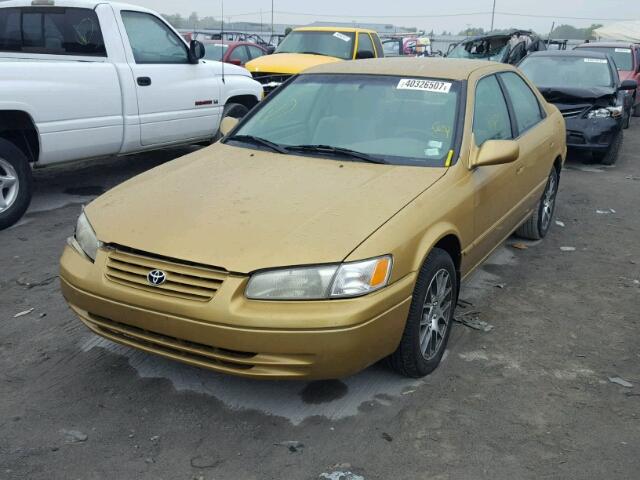 4T1BF22K0WU062979 - 1998 TOYOTA CAMRY CE GOLD photo 2
