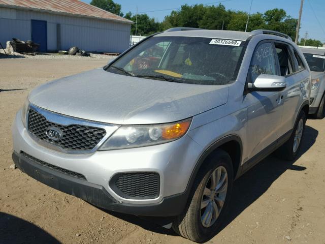 5XYKTDA20BG046674 - 2011 KIA SORENTO BA SILVER photo 2