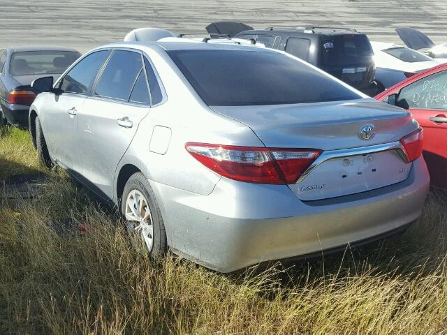 4T1BF1FK5HU274087 - 2017 TOYOTA CAMRY SILVER photo 3