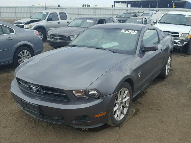 1ZVBP8AN9A5180027 - 2010 FORD MUSTANG GRAY photo 2