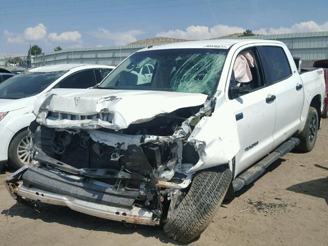 5TFDW5F19FX468211 - 2015 TOYOTA TUNDRA CRE WHITE photo 2