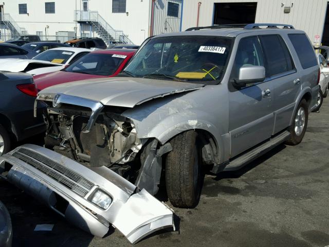 5LMFU27515LJ19055 - 2005 LINCOLN NAVIGATOR SILVER photo 2