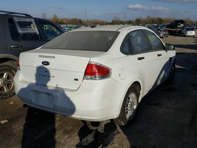 1FAHP35N18W204910 - 2008 FORD FOCUS SE WHITE photo 4