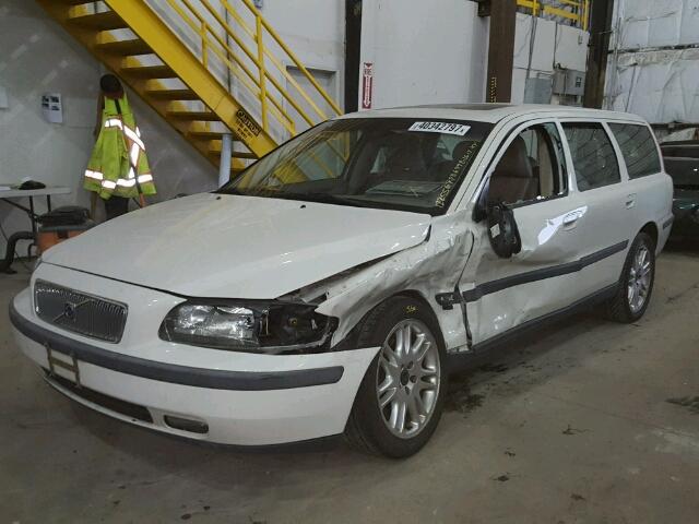 YV1SW53D111005670 - 2001 VOLVO V70 WHITE photo 2