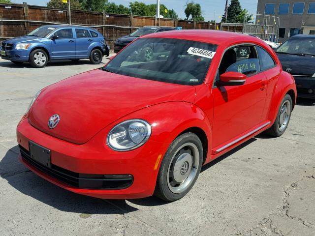 3VWHX7AT8DM612530 - 2013 VOLKSWAGEN BEETLE RED photo 2