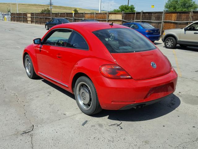 3VWHX7AT8DM612530 - 2013 VOLKSWAGEN BEETLE RED photo 3