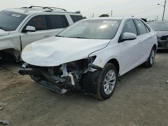 4T4BF1FK7FR467232 - 2015 TOYOTA CAMRY LE WHITE photo 2