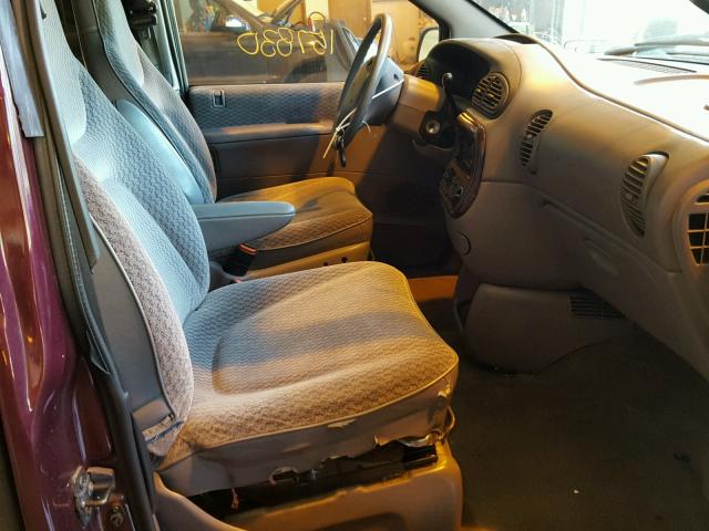 2C4GJ44GXYR712298 - 2000 CHRYSLER GRAND VOYA 紫色 照片 5