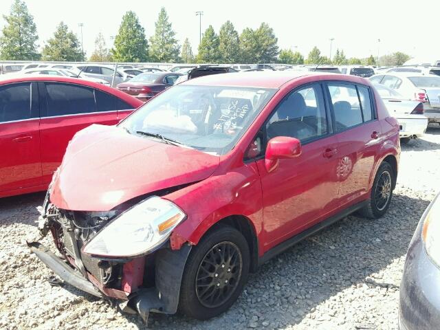 3N1BC13E47L386600 - 2007 NISSAN VERSA S RED photo 2