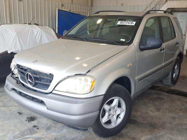 4JGAB54EXWA049545 - 1998 MERCEDES-BENZ ML 320 SILVER photo 2