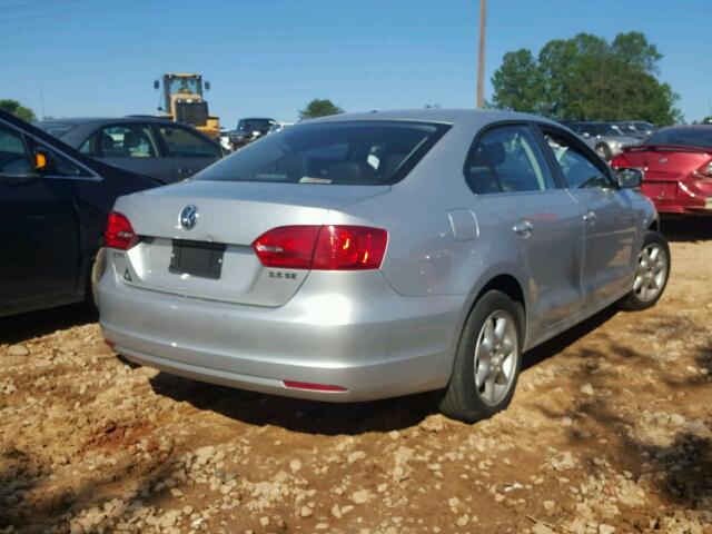 3VWDX7AJ9DM444409 - 2013 VOLKSWAGEN JETTA SE Gümüş foto 4