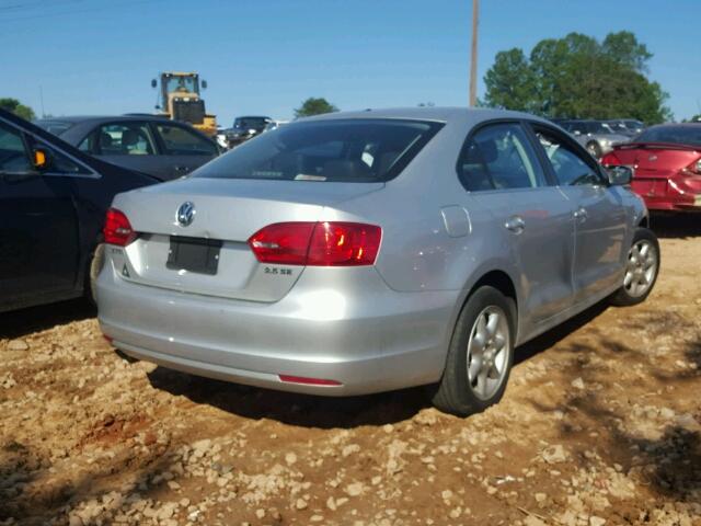 3VWDX7AJ9DM444409 - 2013 VOLKSWAGEN JETTA SE SILVER photo 4