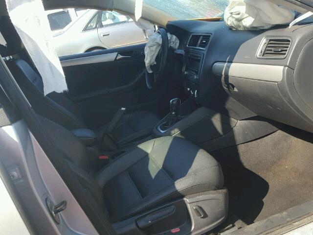 3VWDX7AJ9DM444409 - 2013 VOLKSWAGEN JETTA SE Gümüş foto 5
