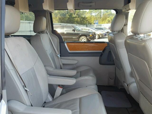 2A8HR64XX8R648846 - 2008 CHRYSLER TOWN & COU SILVER photo 6