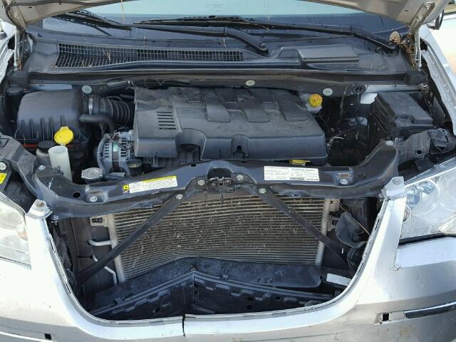 2A8HR64XX8R648846 - 2008 CHRYSLER TOWN & COU SILVER photo 7