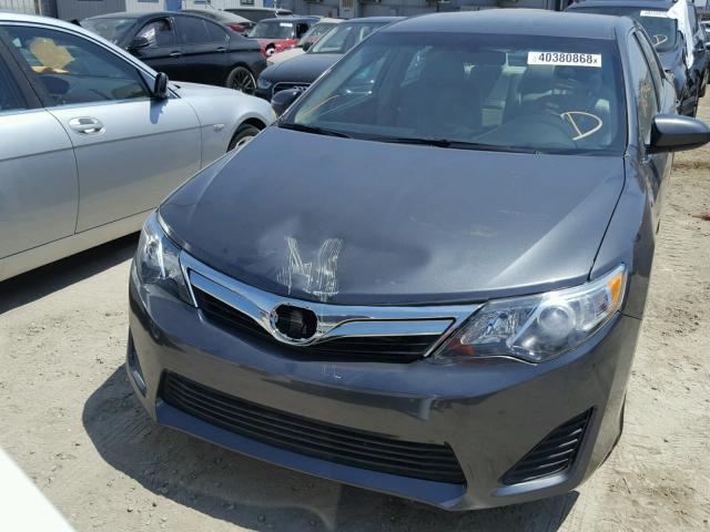 4T1BD1FK9EU110682 - 2014 TOYOTA CAMRY HYBR 灰色 照片 9